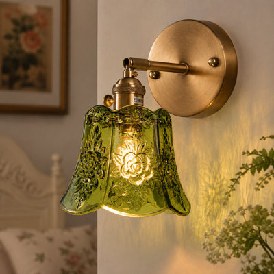 Applique murale rétro en verre gaufré vert 1 lumière avec finition laiton pour chambre à coucher et couloir