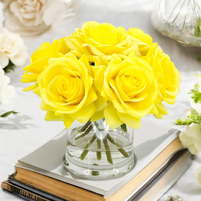 Petit centre de table avec arrangement de fleurs douillettes