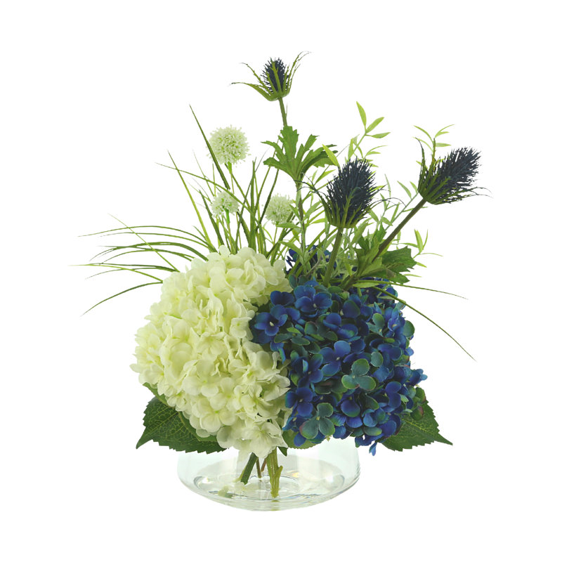Hortensia et chardon Holland dans un vase en verre
