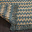 Tapis tissé à la main 5 pi x 8 pi à chevrons bleu sarcelle et résistant aux taches