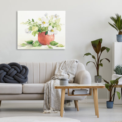 Anémones blanches dans un vase en cuivre, conception par Lanie Loreth