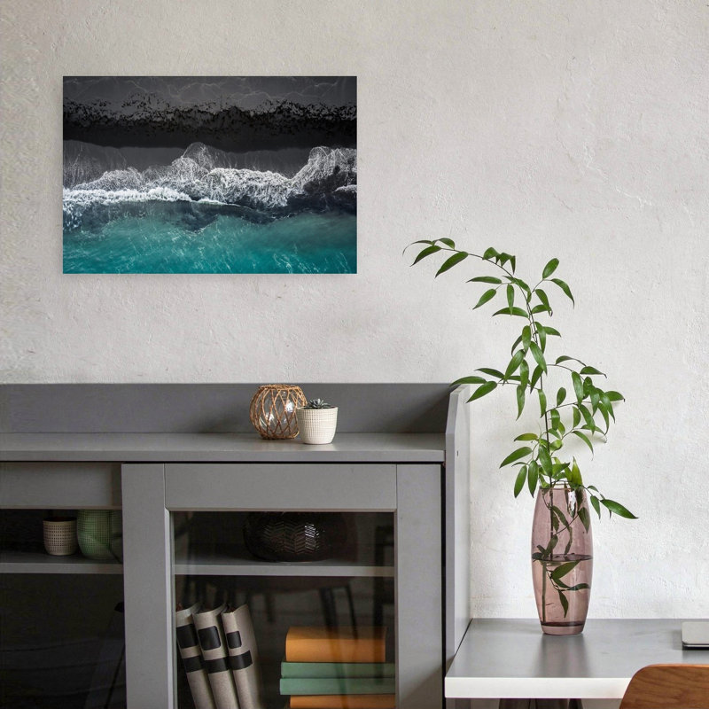 Affiche murale représentant des vagues paisibles et sereines sur une plage de sable noir, H 12 po x l 18 po