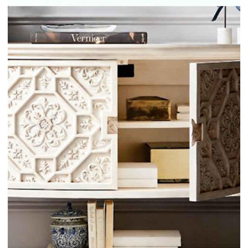 Buffet en bois massif sculpté