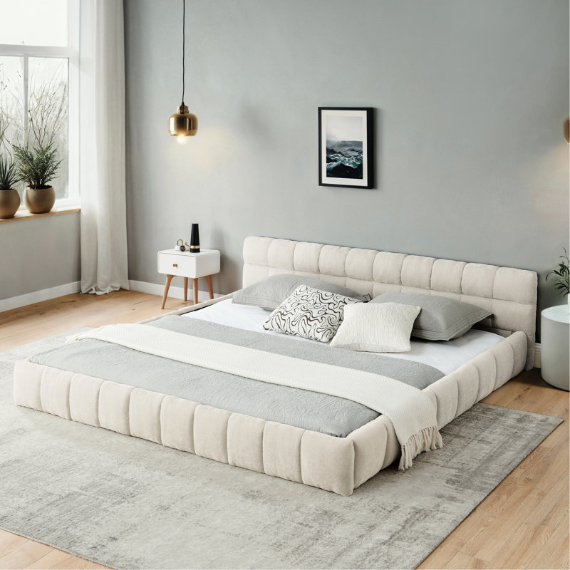 Structure de lit très grand avec revêtement en chenille épaisse beige, tête de lit, lit plateforme, sans sommier, sommeil confortable, design contemporain