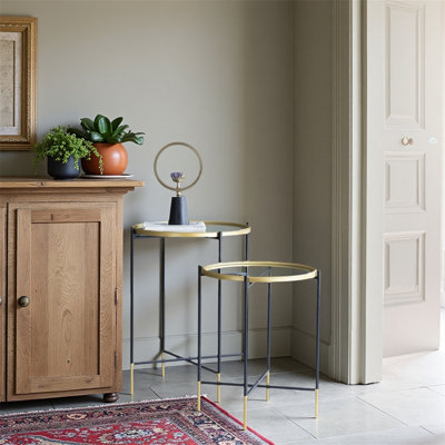 Ensemble de 2 tables d'appoint en verre et fer noir et doré