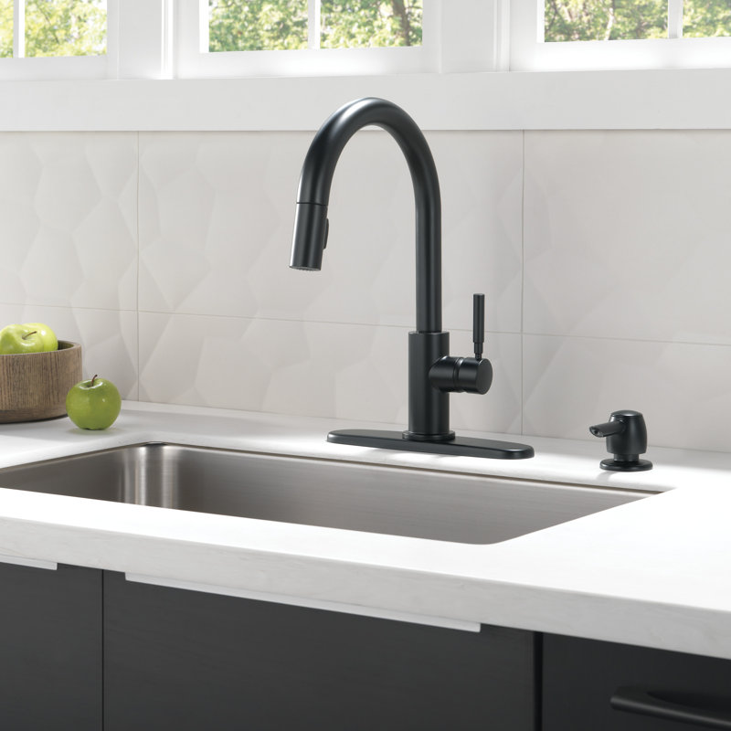Robinet de cuisine rétractable à poignée simple avec technologie d’arrimage magnatite et distributeur de savon Trask
