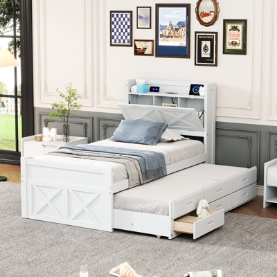 Lit simple avec prises de tête de lit et espace de rangement pratique