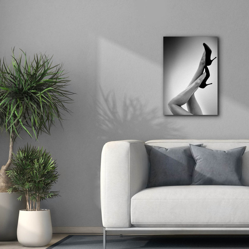 «Fashion Red 3» par Design Fabrikken, estampe numérique sur toile, H 26 po x l 18 po x P 0,75 po