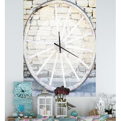 Vieille horloge murale en bois