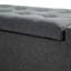 Banc de rangement pour le salon avec revêtement en lin gris, plateau relevable et bouton, polyvalent comme repose-pieds, amplement de place de lit rembourré et pratique