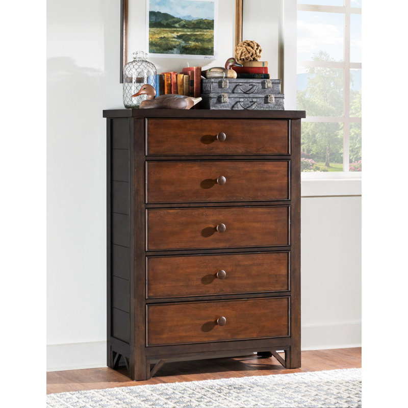 Commode bicolore Lake House de style campagnard, 101,6 cm de large x 142,2 cm de hauteur x 45,7 cm de profondeur.