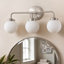 Luminaire de salle de bain à 3 lumières à intensité variable avec abat-jour en verre blanc soufflé à la main-133329475