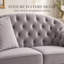 Causeuse Chesterfield de 58,5 po de largeur avec dossier incurvé capitonné, garniture cloutée, pieds en bois massif et 2 coussins décoratifs-268806669