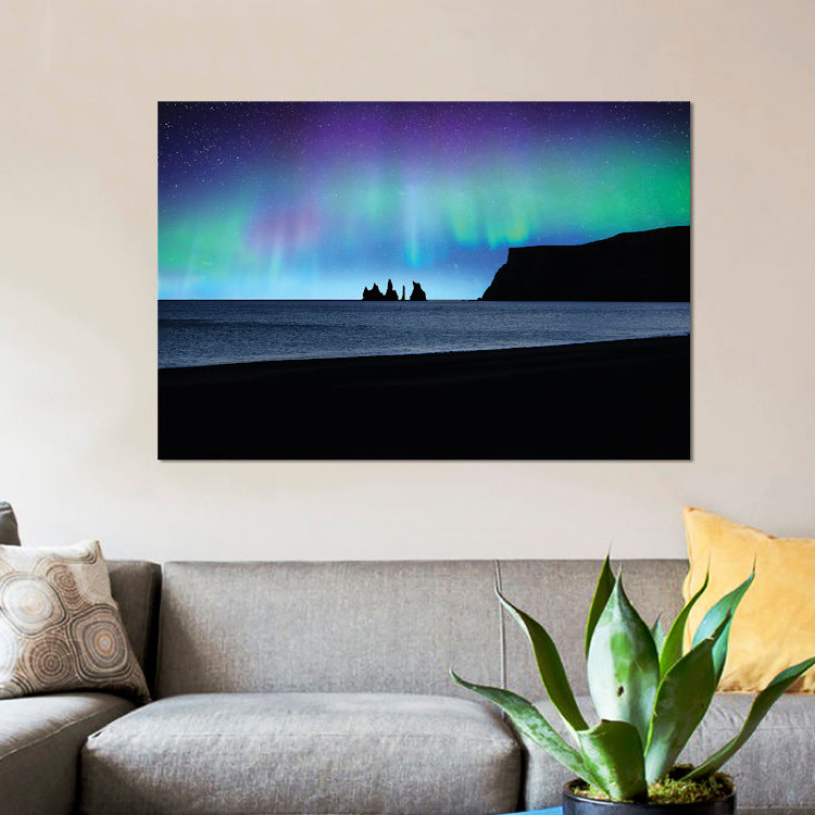 «Vik Under Lights» par Philippe Sainte-Laudy, reproduction de photo sur toile, H 8 po x l 12 po x P 0,75 po