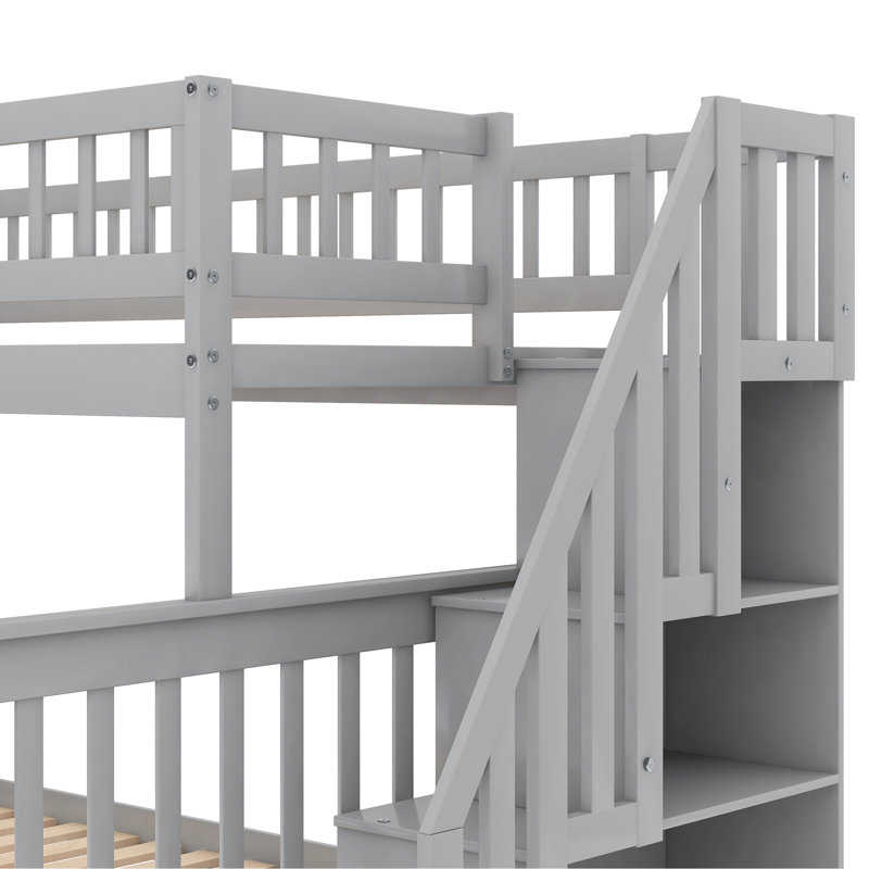 Lit superposé simple au-dessus d'un escalier double avec lustre gris, pin et tablettes de rangement latérales, séparables pour différentes