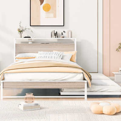 Structure de lit double en métal avec couchette, ports et lattes. Couleur blanche. Tout imprégnant. Aucun sommier tapissier requis pour le support de la chambre à coucher en blanc. Excellent. Nécessaire