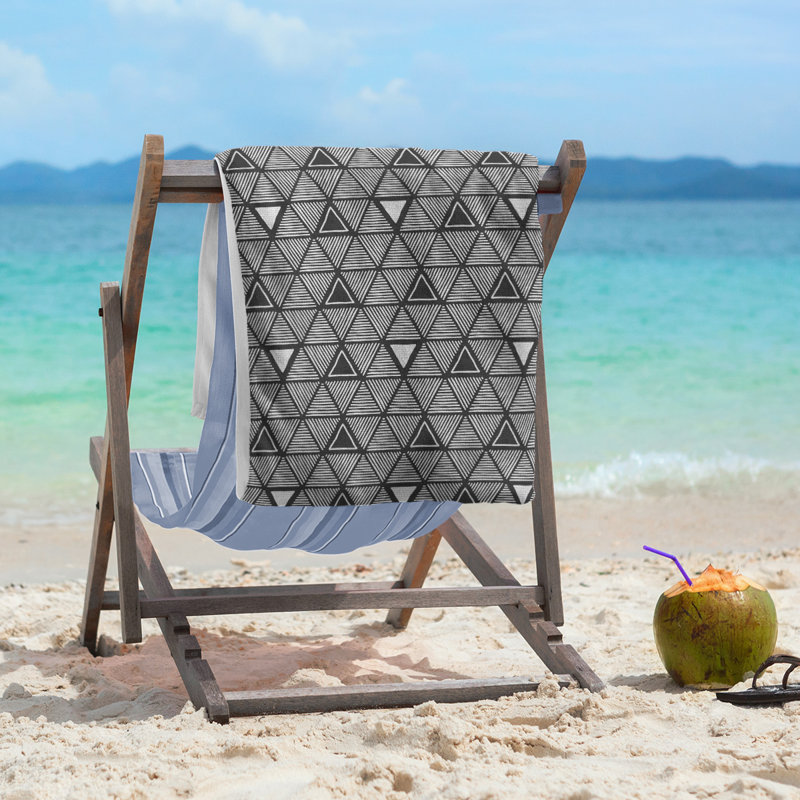 Serviette de plage classique à motif de triangles dessinés à la main, Gris foncé