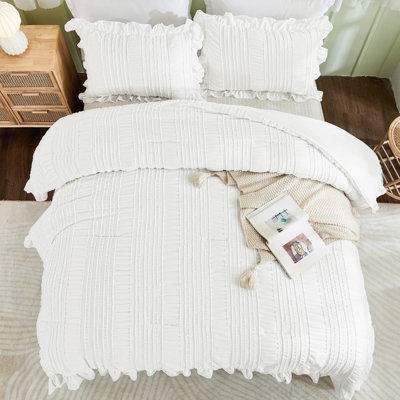 3-piece Seersucker Ruffle Tufted Comforter Set