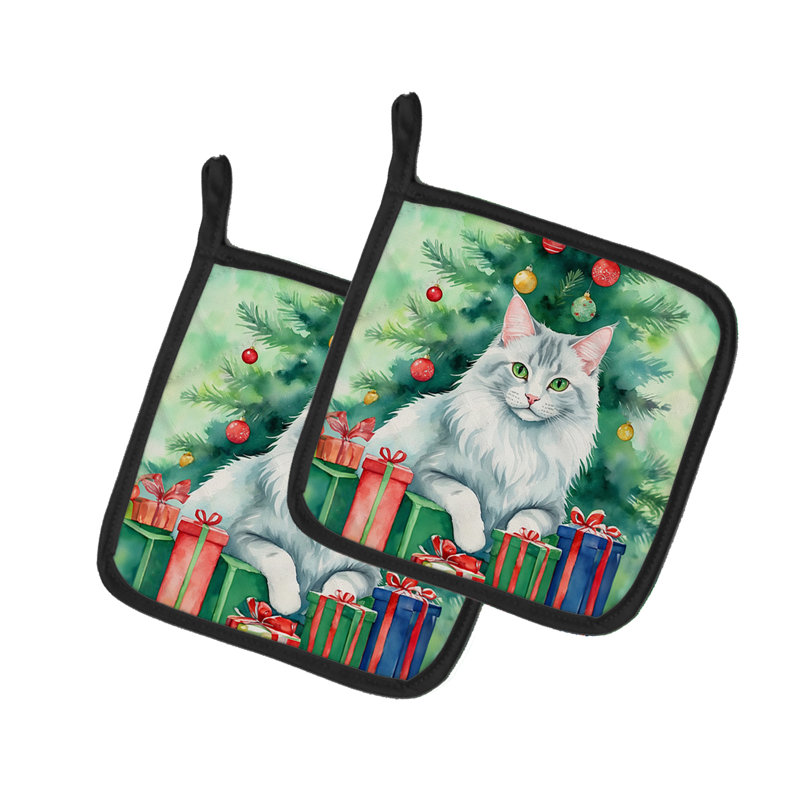 Chat turc Angora près de l'arbre de Noël