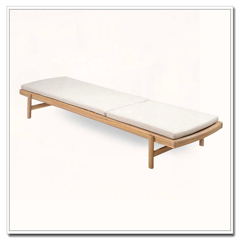 Chaise longue en bois avec coussin