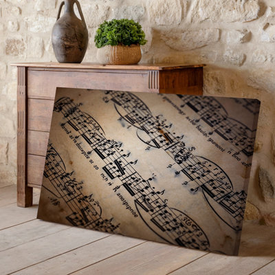 Toile, vue rapprochée d'une feuille de musique vieillie avec art mural complexe, notations et symboles noirs sur papier texturé sépia
