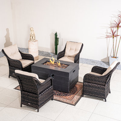 Ensemble de conversation d'extérieur 5 pièces avec table de foyer d'extérieur de 50 000 BTU et chaises en osier d'aluminium - Assise de patio facile à assembler