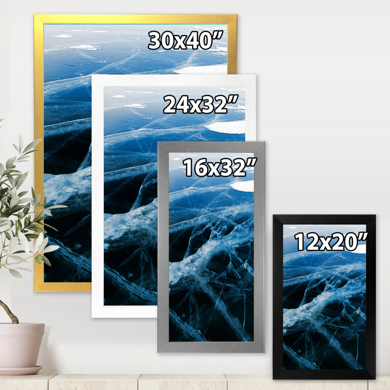 Structure de glace bleue et blanche II - peinture sur toile, Encadrement doré, H 20 po x l 12 po x P 1po