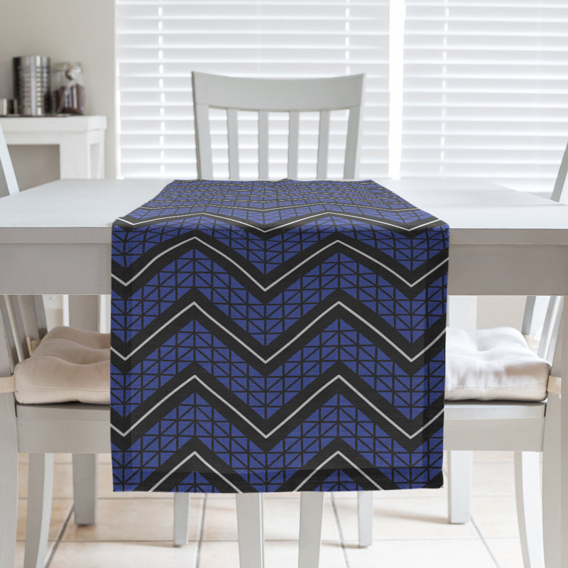 Chemin de table à chevrons à la main classic Stephenie, 16 po x 90 po, Bleu clair / noir
