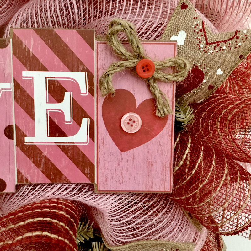 Couronne de la Saint-Valentin avec amour en lettres moulées