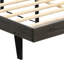 Grand lit brun tapissier avec structure patinée grise et base en bois de revêtement plateforme
