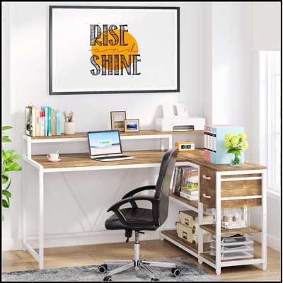 Bureau de bureau en L de 55 pouces avec élévateur de moniteur, tiroirs et tablettes de rangement, bureau d'ordinateur de coin pour les petits espaces, table d'écriture de style maison de campagne