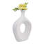 Vase de table ovale moderne en céramique Kato, design ajouré, idéal pour la décoration intérieure - Vase sculptural moderne et haut, parfait comme centre de table pour la salle à manger ou le bureau - Blanc-209521552-216034529