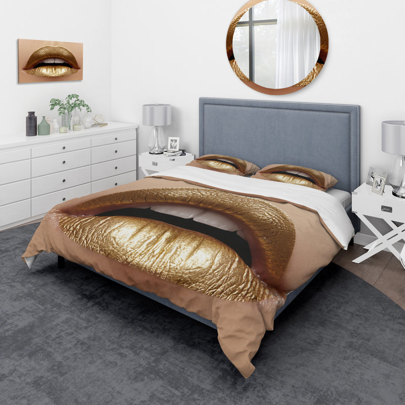 Gros plan sur des lèvres dodues féminines avec un rouge à lèvres doré - ensemble de housse de couette moderne - polyester en microfibre