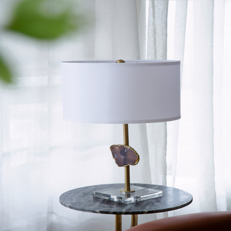 Lampe de table avec tranche en agate et abat-jour tambour blanc