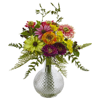 Arrangements floraux mixtes dans un vase