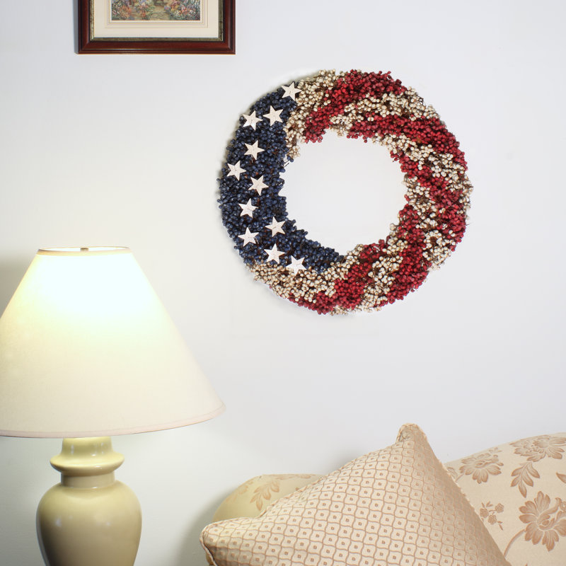 Couronne de baies rouges, blanches et bleues 19 po The Holiday Aisle®