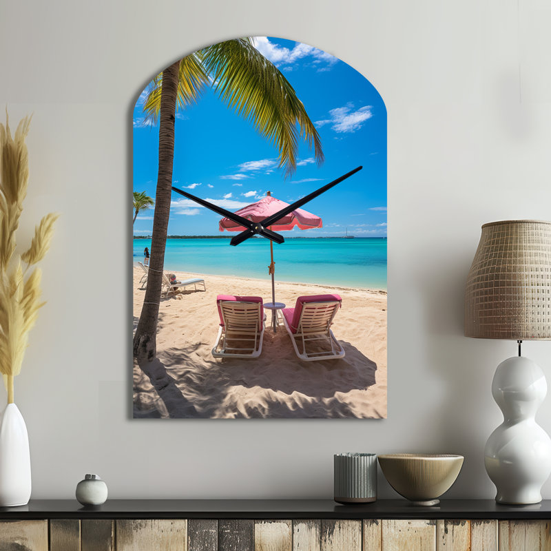 Chaises de plage rose plage - horloge de plage arquée en métal, impression d'horloge murale asymétrique corail, Moyenne