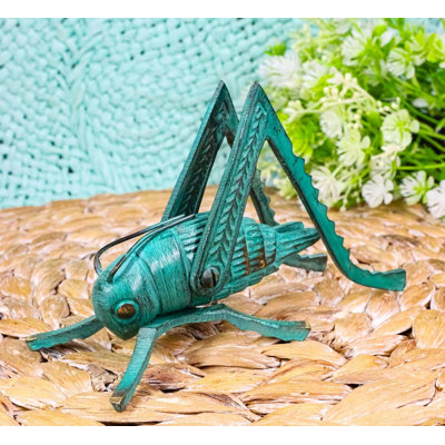 Sculpture vert vieilli en forme de grillon vert moyen en forme de grillon 5,5 po