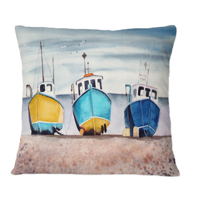 Trois bateaux de pêche colorés sur un rivage de sable - Coussin décoratif imprimé nautique et côtier