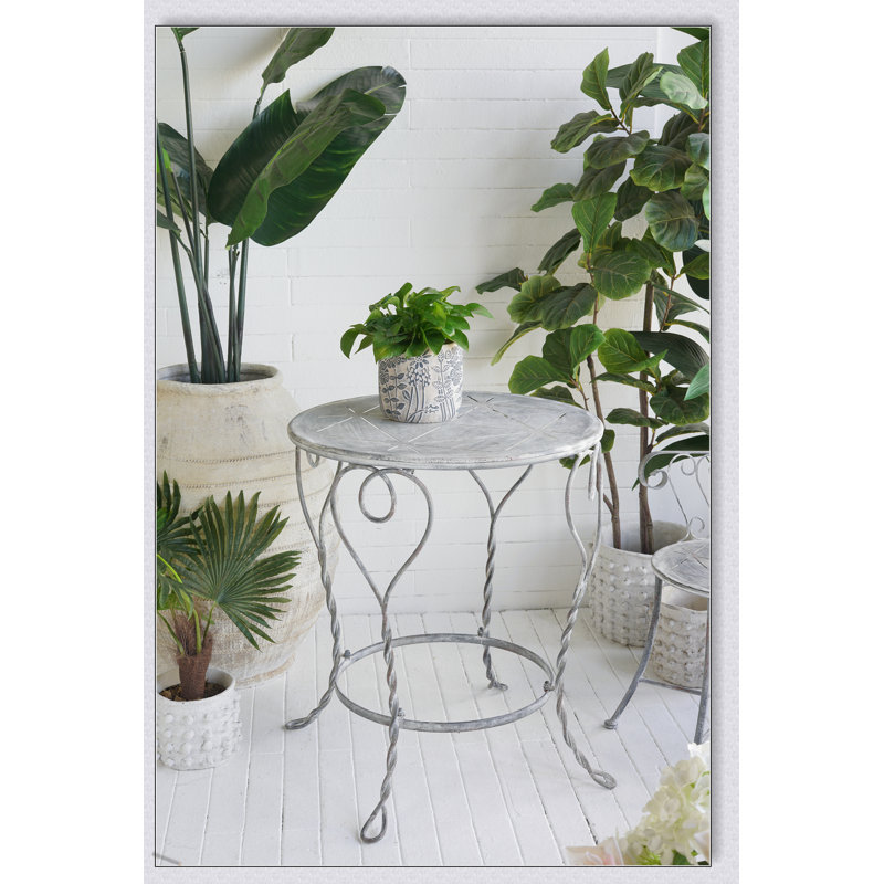 Table d'appoint charmante en fer avec accoudoirs de style champêtre et pattes torsadées et finition argentée patinée