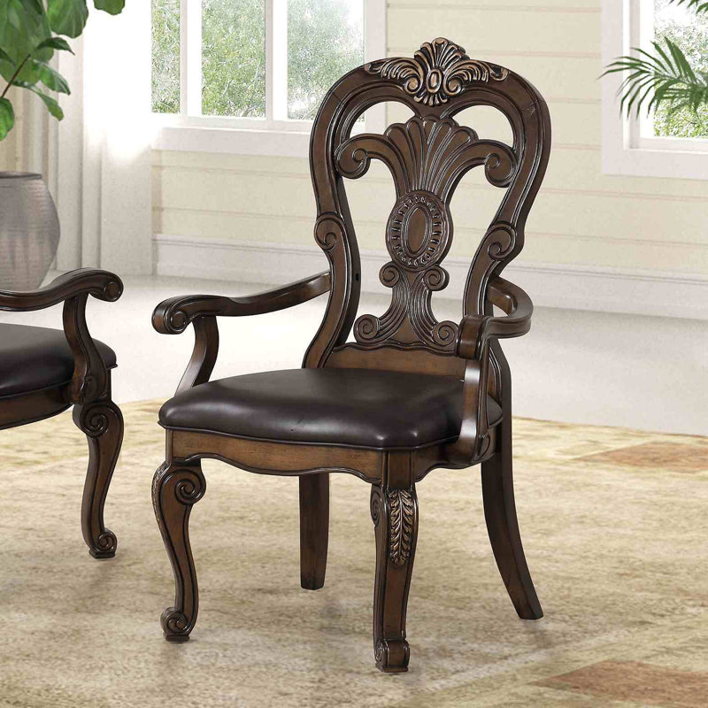 Chaise de style traditionnel avec accoudoirs ornés de corbeaux