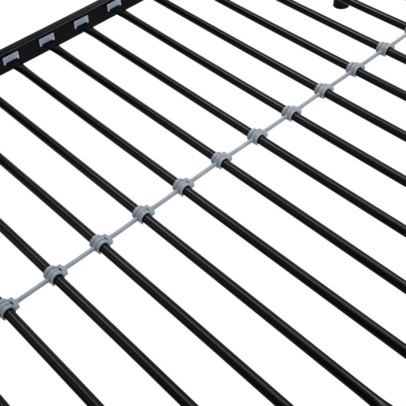 Lit superposé simple au-dessus d'un lit simple en métal noir, style moderne pour le décor de la chambre à coucher, option peu encombrante et activité d'escalier silencieuse et sécuritaire, esthétique sans sommier, caractéristique,
