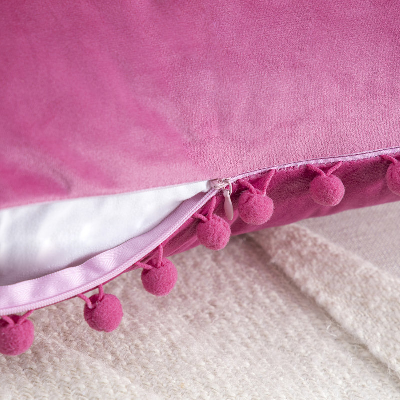 Coussin Silky Velvet Series Pom-poms, Carré 18 po, Rose, Housse de coussin et insert