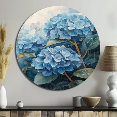 Hortensias dans un champ de pluie I - impression d'art en métal bleu traditionnel, hydrangées, art mural rond en métal