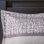 Édredon très grand de couleur mauve - Matériau, motif à rayures, 3 coussins décoratifs, brodé-126060013
