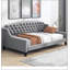 Lit de jour capitonné de luxe moderne au design élégant, gris, idéal pour la détente et le style