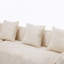 Canapé en forme de L beige en chenille qui s'agence bien avec n'importe quel salon. Il est doté d'une éponge hautement élastique pour une sensation d'assise confortable, d'accoudoirs courbés et de quatre coussins décoratifs.-2135227087