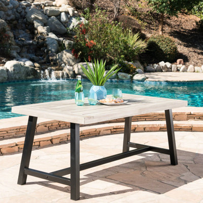 Table de jardin en bois gris sablé avec structure en fer noir rustique, structure stable, 75 cm (H) x 178 cm (L) x 88 cm (P), charge maximale de 136 kg, panneaux à lattes métalliques, matériau durable.