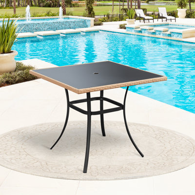 Table de salle à manger d'extérieur 35 po pour 4 personnes, table d'appoint carrée en osier avec plateau en verre trempé et structure en fer durable, pour terrasse, balcon, bord de piscine, noir