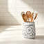 Porte-ustensiles de cuisine rustique en bois de manguier blanc sculpté à la main, orné de motifs floraux. Organisateur de comptoir idéal pour spatules, fouets, louches et autres ustensiles de cuisine.